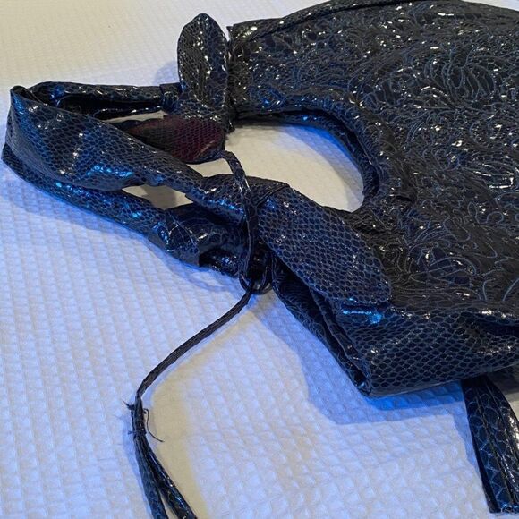 1101 1990s Squared By Sondra Roberts Hobo Bag Embossed Navy Leather New - Picture 9 of 13